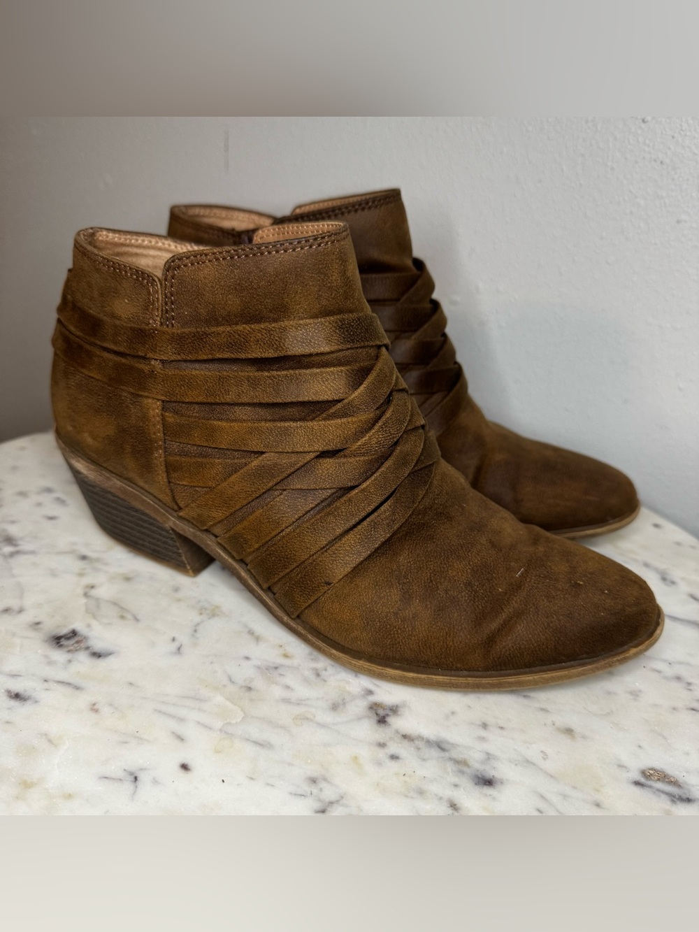 Life Stride Soft System Booties Size 6.5
Vegan Leather heels
